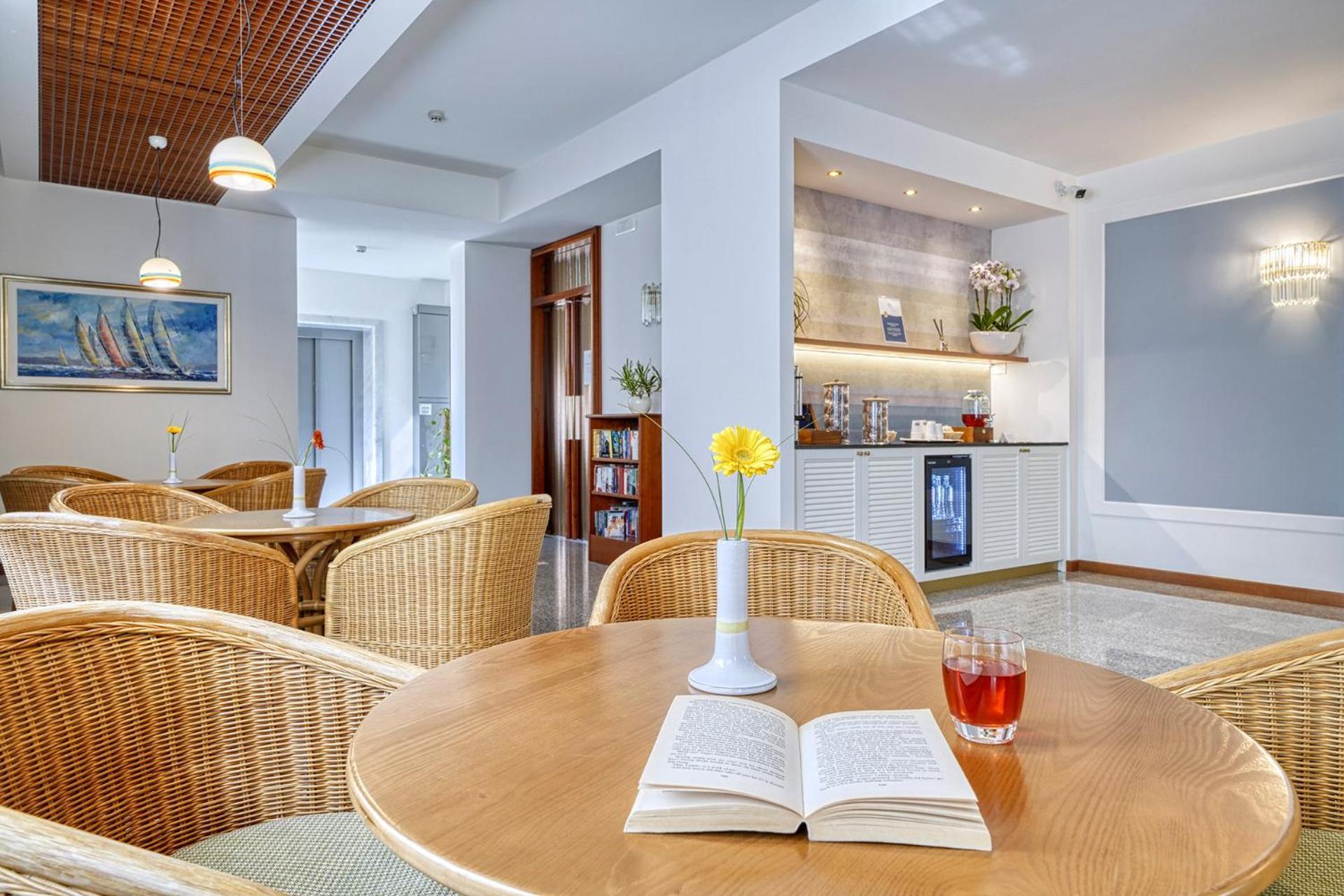 Hotel Sky Pool Sole 4*