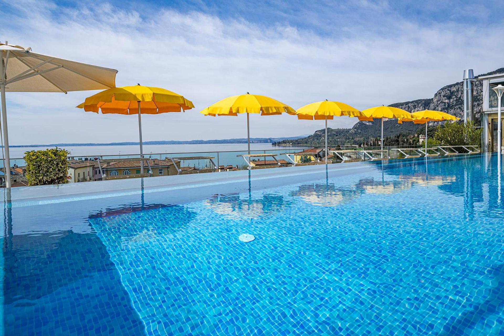 Hotel Sky Pool Sole