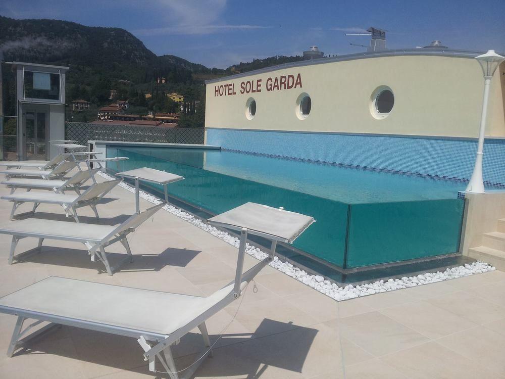Hotel Sky Pool Sole